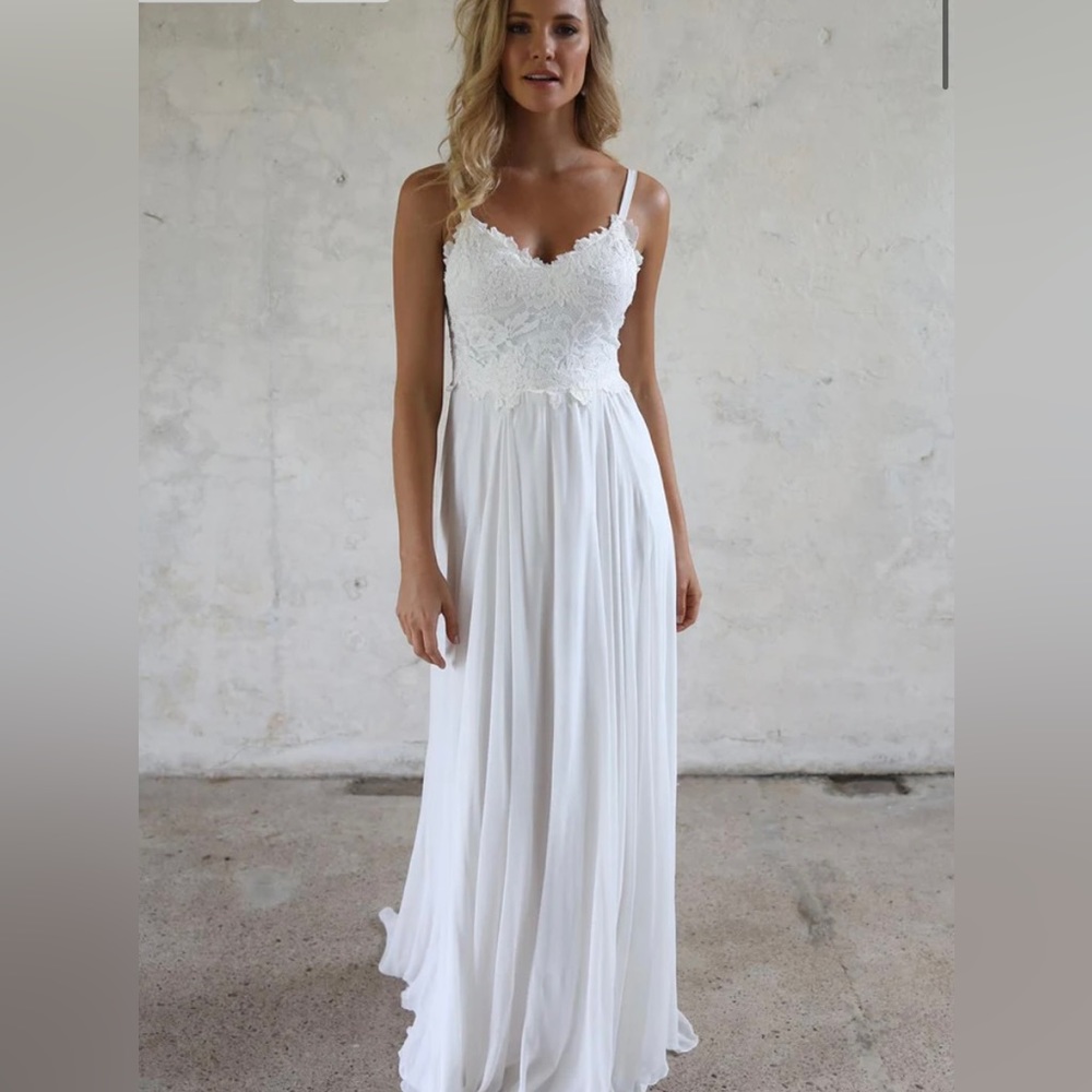 White A line wedding dress. Never worn because it didn’t arrive in time!